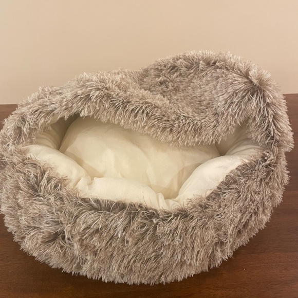 Round Small Cave Dog Bed - New in Bag - 20"x20" - Picture 6 of 10